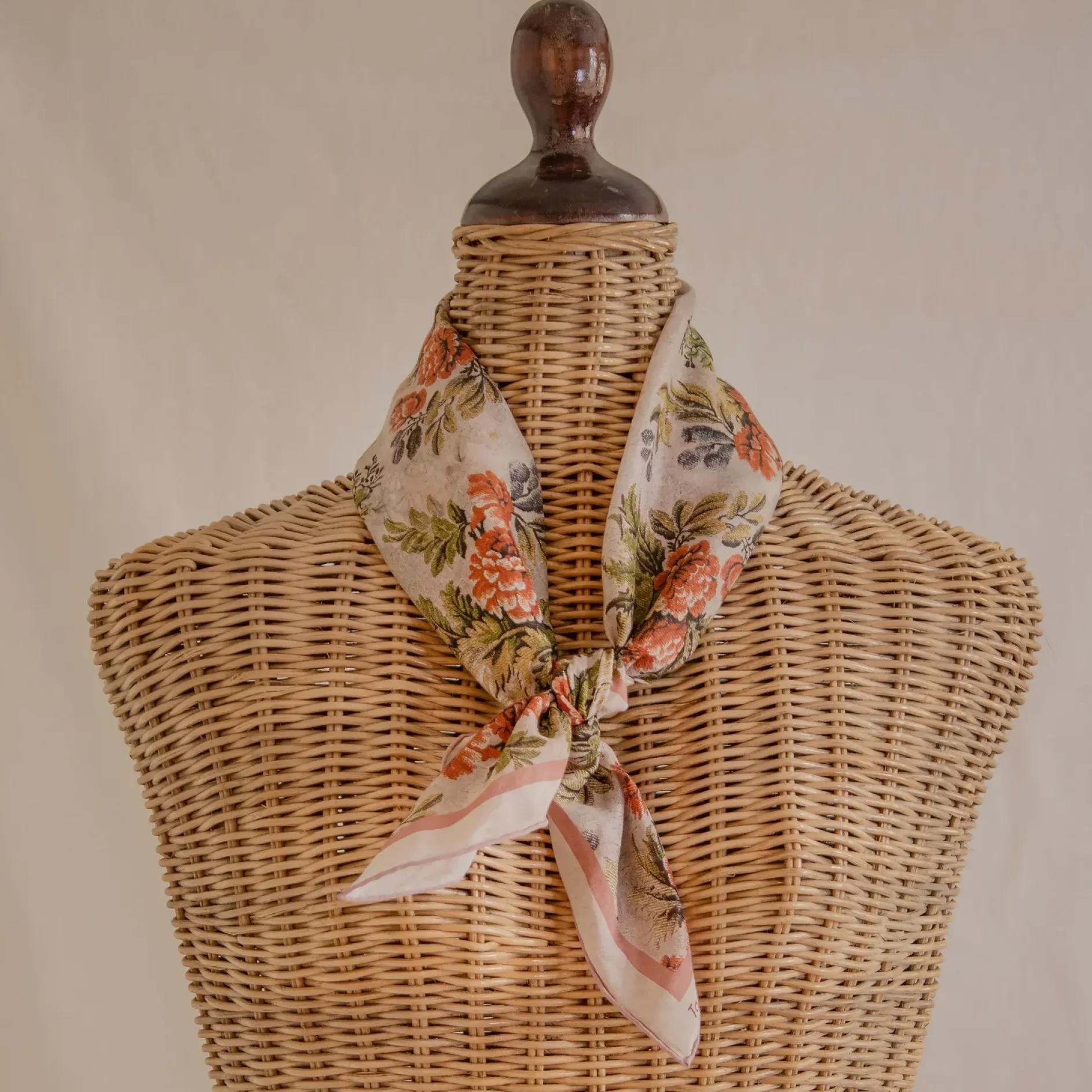 Tapis Noir Light Peach Flower Scarf
